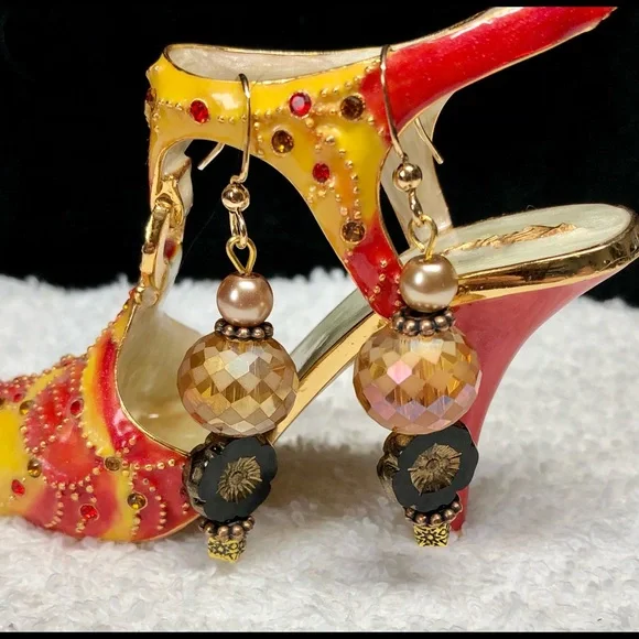 ⭐️🎈stunning European flavor earrings amber colors and gold/black accents - Picture 10 of 12